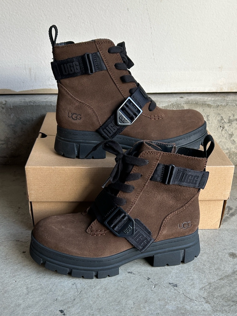 UGG Womens Ashton Boots Lace Up Size 8.5 Nwt